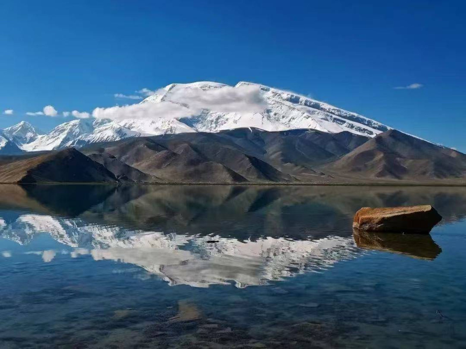 长线旅行中的雪山湖泊自然风光