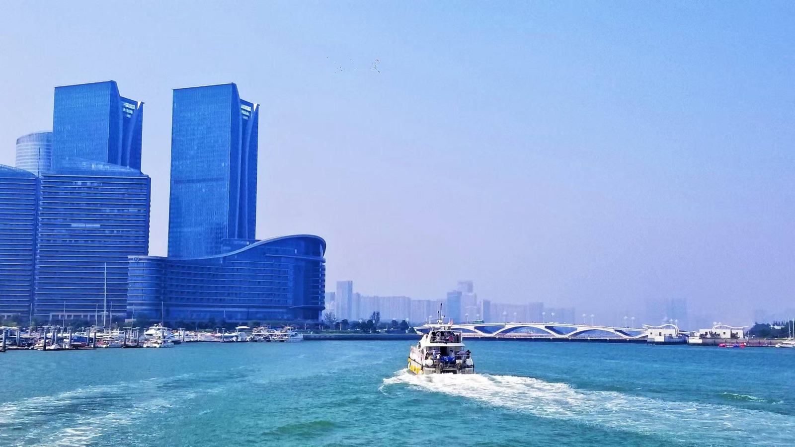 暑假滨海旅行与城市海岸风光